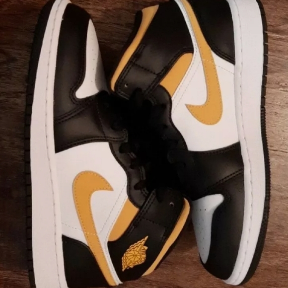Nike Air Jordan 1 Mid Pollen Yellow White Black. - Picture 2 of 3